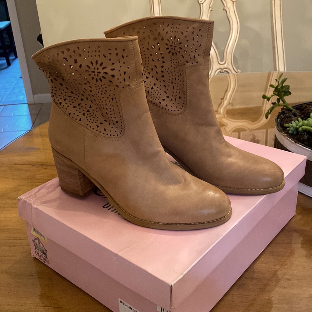 Crown Vintage tan nubuck booties